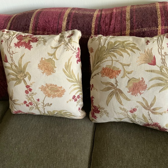 Accent pillows by La-Z-Boy floral on beige background 18” x 18” x 7” - Picture 6 of 6